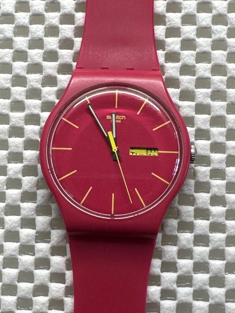 Swatch Watch Rubine Rebel SUOR701 Vintage 2011